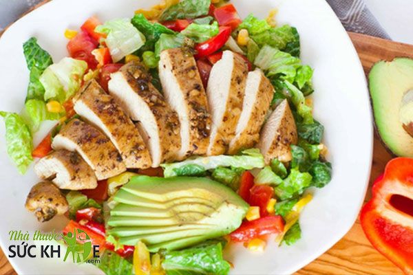Salad ức gà, quả bơ