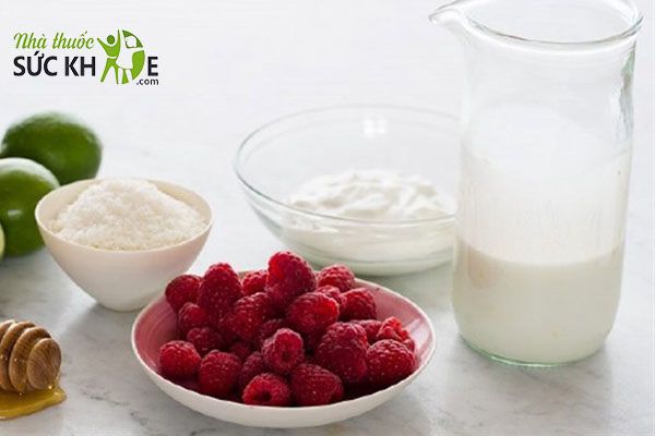 Sữa chua Hy Lạp và quả mâm xôi ăn vào bữa sáng