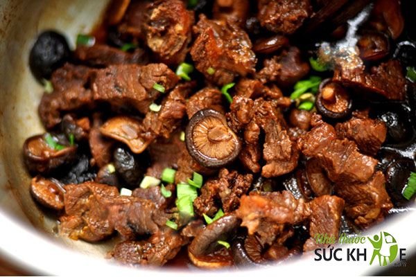 Thịt bò hầm nấm giàu protein