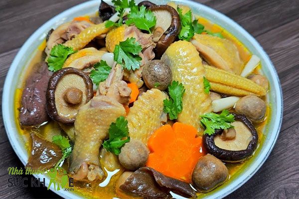 Thịt gà hầm nấm, rau củ