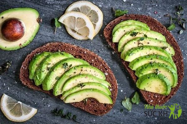 Bánh mì đen kết hợp với quả bơ