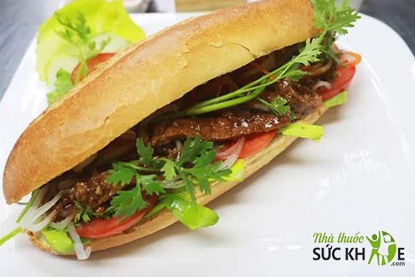 Ăn 1 bánh mì kẹp thịt bò kho