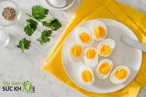 Ăn trứng gà luộc vào buổi sáng
