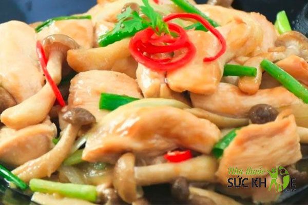 Ức gà xào nấm