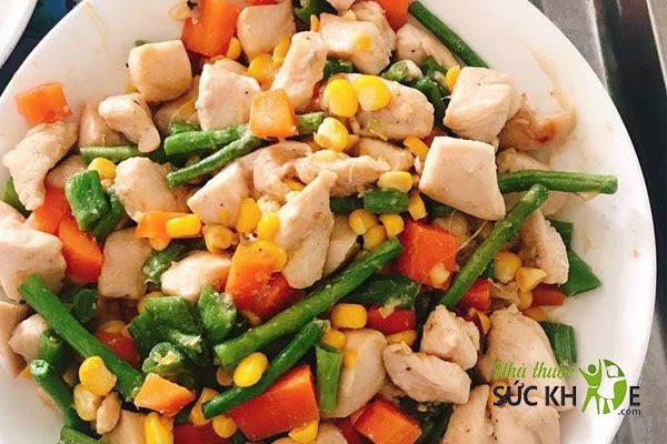 Ức gà xào rau củ