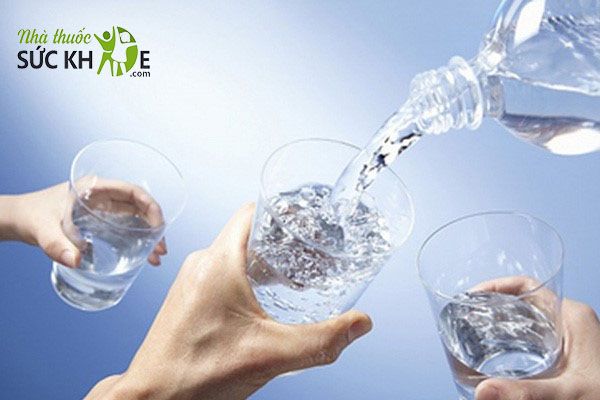 Bổ sung đủ lượng nước cần thiết cho cơ thể