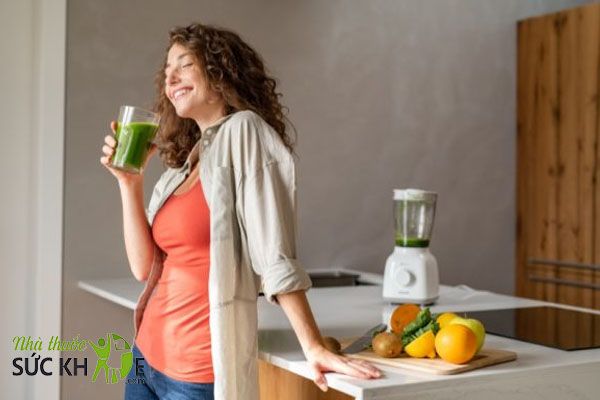 Uống nước detox ngay sau khi ép