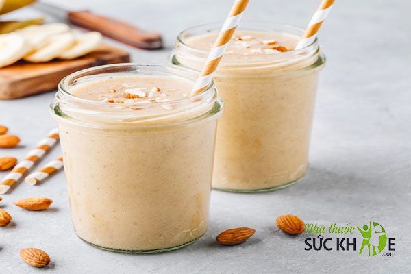 Sinh tố yến mạch chuối và sữa tươi không đường