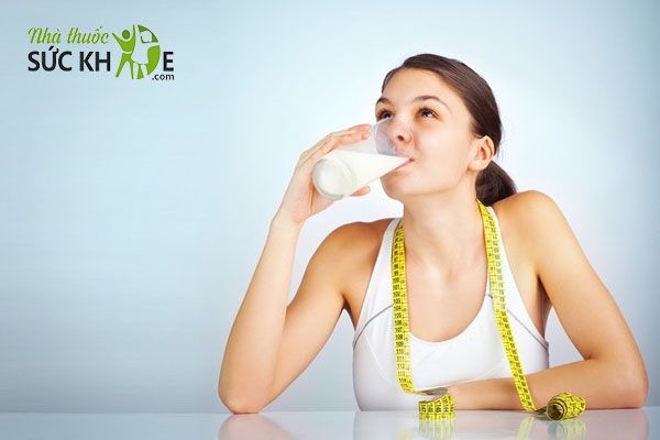 Uống sữa tươi không đường hỗ trợ giảm cân