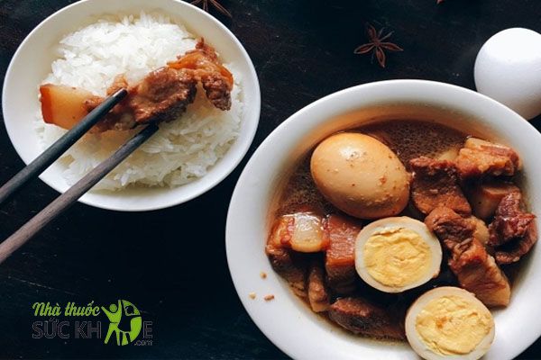 Ăn cơm trắng, thịt kho Tàu