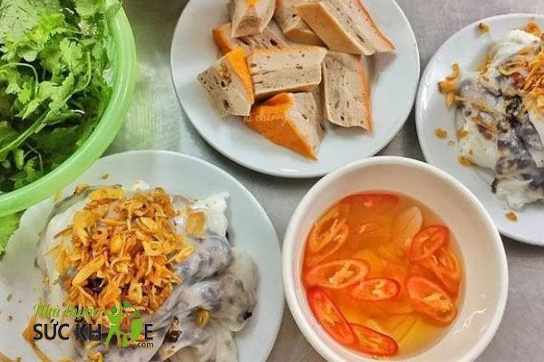 Ăn bánh cuốn chả vào bữa sáng