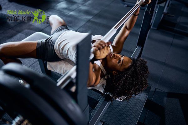 Tập cơ ngực, tay sau với Bench Press