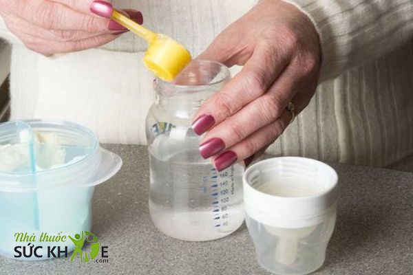 Cho nước vào bình trước giúp định lượng nước chính xác hơn