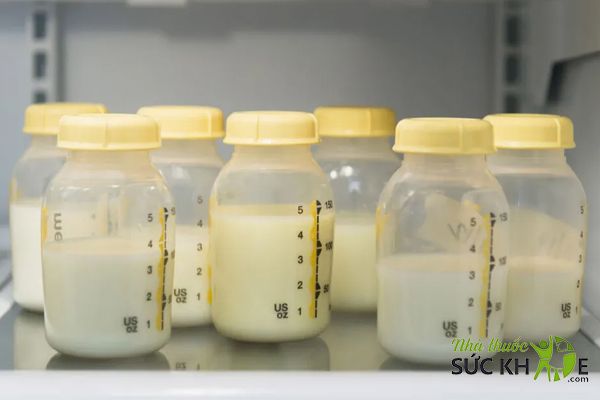 Chia nhỏ lượng sữa để bảo quản trong tủ lạnh tốt hơn