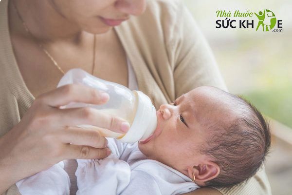 Cho trẻ ăn sữa công thức sau khi được 4 tuần tuổi