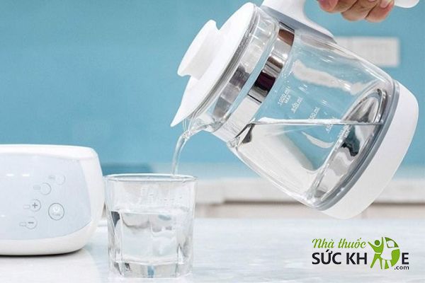 Dùng nước lọc đun sôi để nguội bớt để pha sữa cho bé