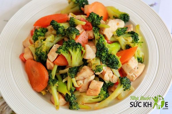 Thịt gà xào bông cải xanh
