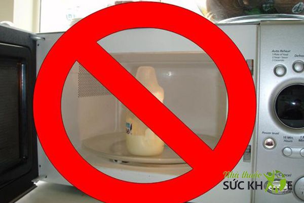 Không hâm nóng sữa bằng lò vi sóng