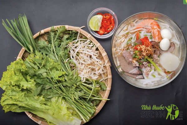 Nên ăn hủ tiếu kèm nhiều rau sống vào bữa sáng