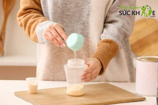 Lấy lượng sữa đủ theo tỷ lệ được hướng dẫn