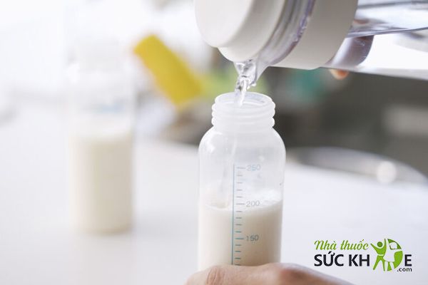 Theo dõi lượng nước theo vạch chia trên bình