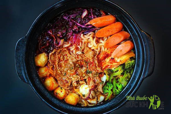 Mì nấu xúc xích rau bắp cải