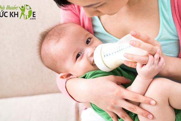 Không pha cốm tăng cân cho trẻ với nước nóng trên 40 độ