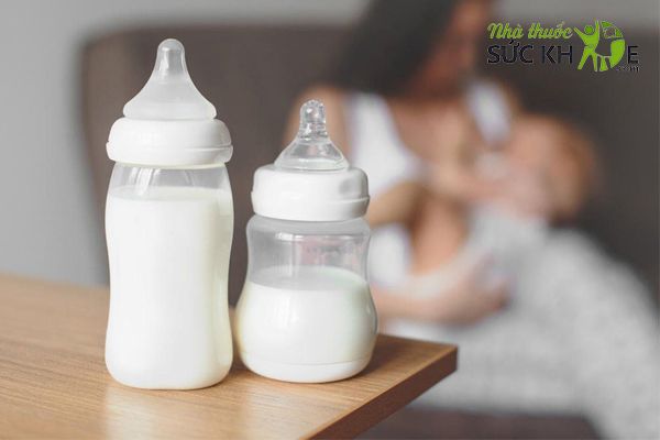 Pha sữa mẹ và sữa công thức