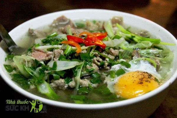 Ăn phở bò và trứng trần