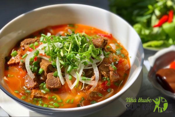 Ăn phở bò sốt vang buổi sáng