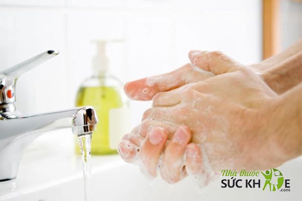 Rửa sạch tay trước khi pha sữa