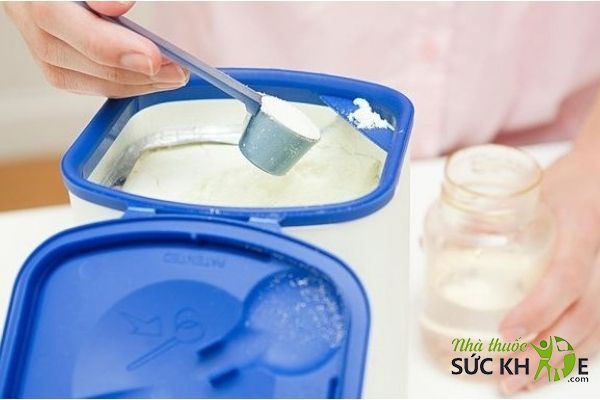 Nên đậy kín nắp và bảo quản sữa ở nơi khô ráo, thoáng mát