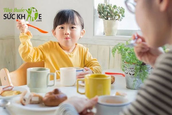 Ưu tiên chọn cốm tăng cân cho trẻ em được chiết xuất từ thiên nhiên