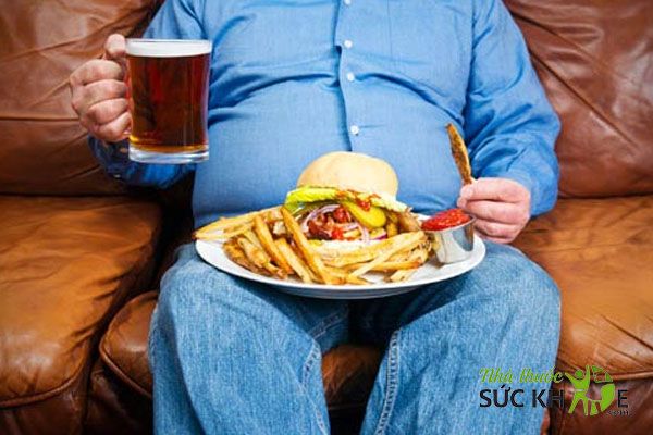 Uống bia ít vận động gây tích mỡ, tăng cân