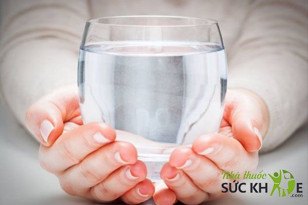 Uống đủ 2 lít nước mỗi ngày