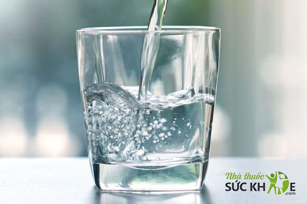 Uống nước lọc trước và trong khi uống bia