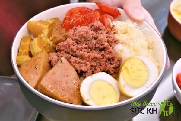 Xôi thịt kho trứng chả