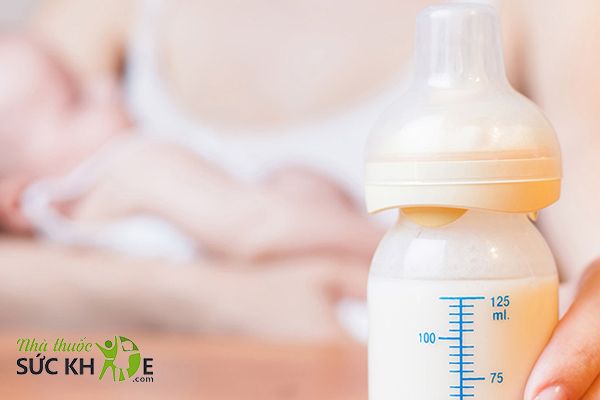 Chú ý đến nhiệt độ pha sữa non cho bé