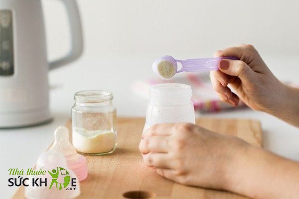 Mẹ n&ecirc;n đổi sữa c&ocirc;ng thức theo từng giai đoạn ph&aacute;t triển của trẻ