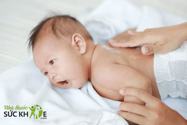 Mẹ nên bôi kem nẻ cho bé sau khi tắm xong