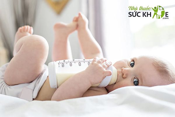 Theo dõi phản ứng của bé khi uống sữa non Colostrum
