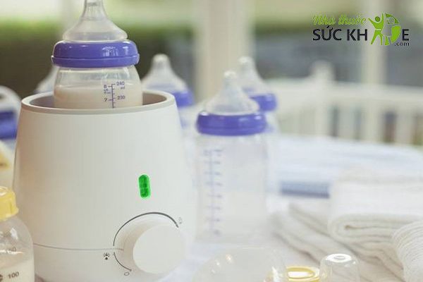 Dùng máy hâm sữa cho bé để làm ấm lại sữa