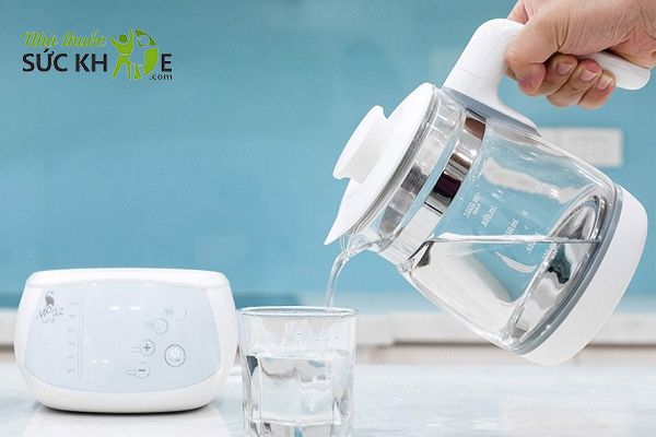 Để nguội bớt nước trước khi pha sữa