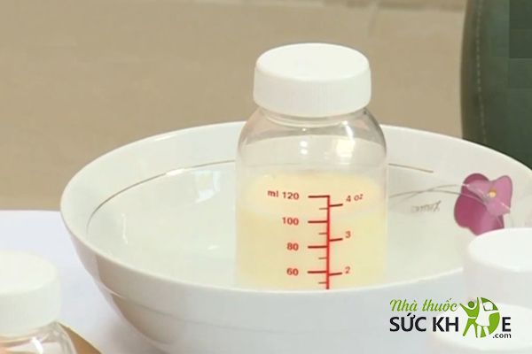 Không hâm nóng sữa bằng lò vi sóng