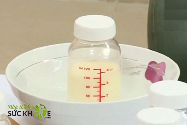 Dùng bát nước nóng để hâm lại sữa mẹ