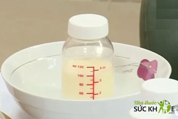 L&agrave;m nguội bớt sữa trước khi cho b&eacute; uống