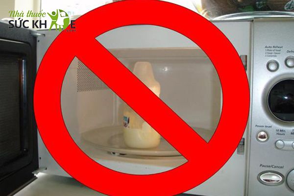 Không làm nóng sữa bằng lò vi sóng