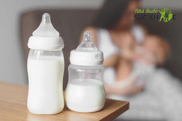 Dùng sữa non xen kẽ với sữa công thức