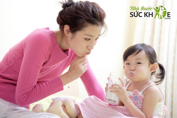Nên cho trẻ uống sữa công thức đến mấy tuổi?