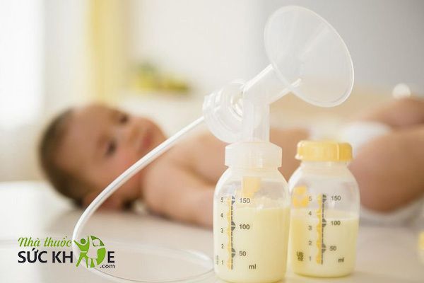 Cho bé ăn sữa mẹ ở khoảng 37 độ C